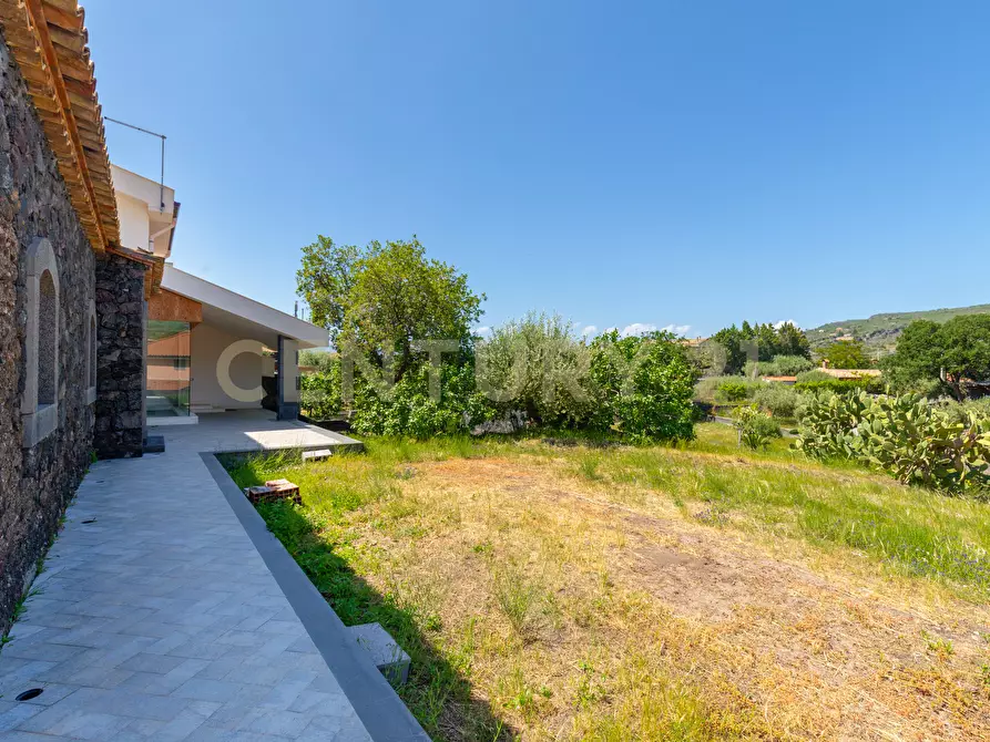 Immagine 17 di Villa in vendita  in SS284 a Adrano