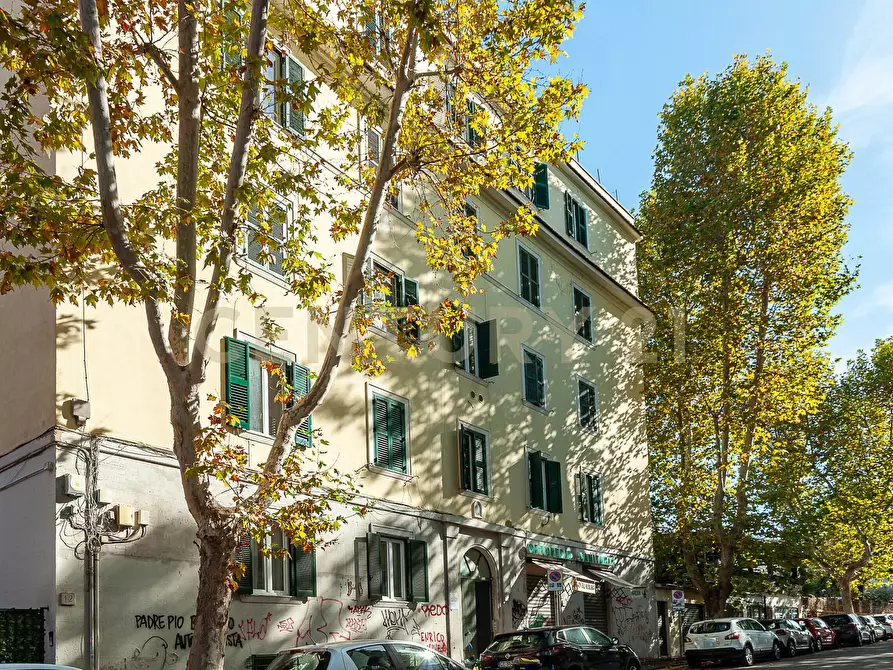 Immagine 3 di Appartamento in vendita  in Via Lampedusa a Roma