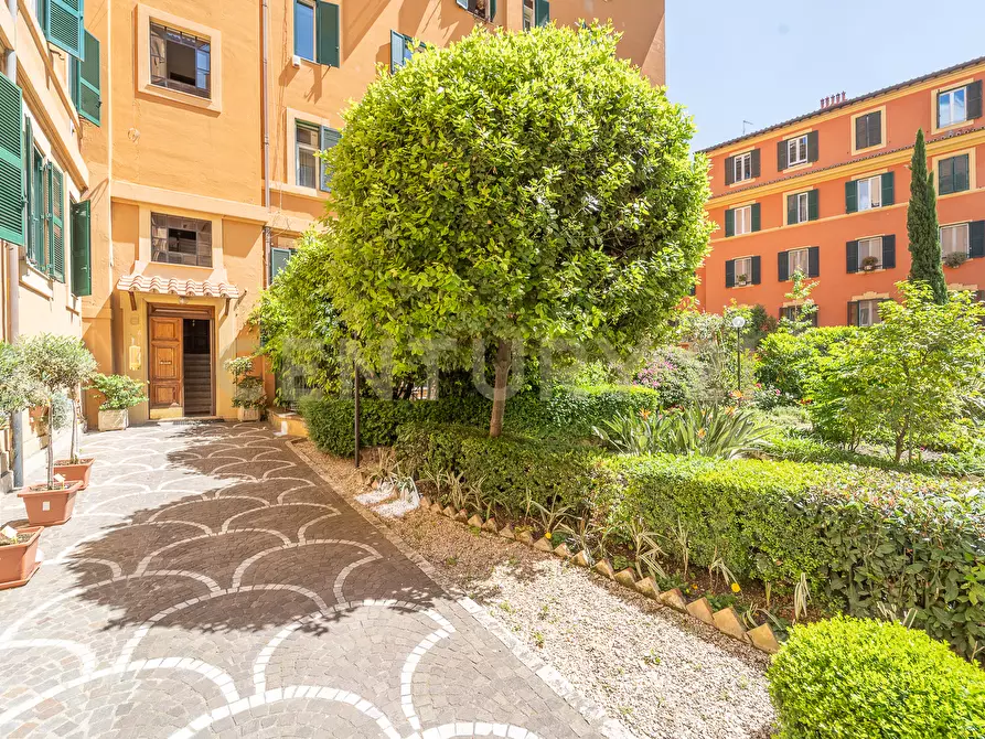 Immagine 15 di Trilocale in vendita  in Via Nemorense 100 a Roma