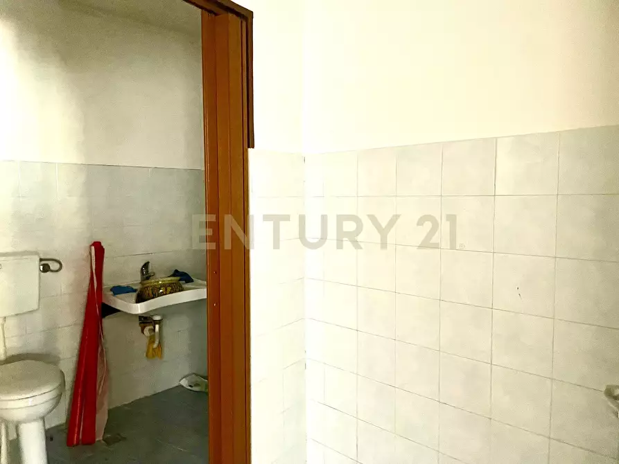 Immagine 26 di Locale commerciale in vendita  in Piazza Vittorio Emanuele a Nicolosi