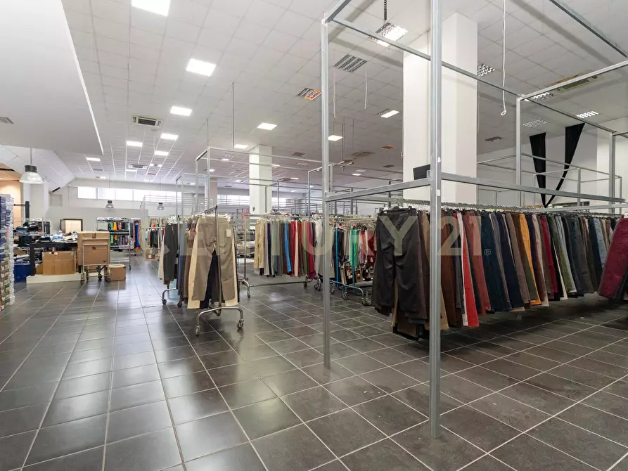 Immagine 34 di Attività commerciale in vendita  in Viale del Commercio a Misterbianco