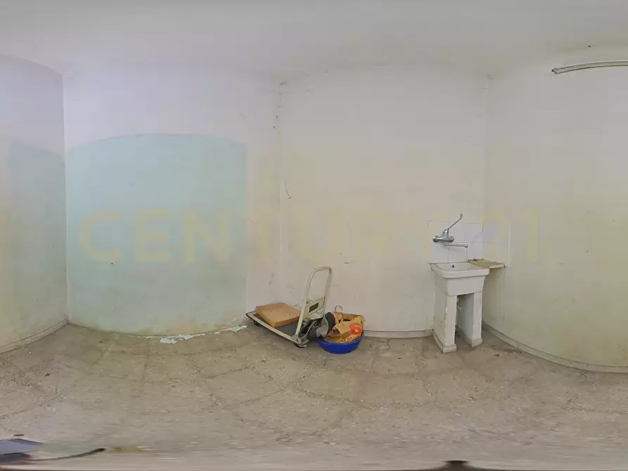 Immagine 22 di Locale commerciale in vendita  in Via del Bosco 107 a Catania