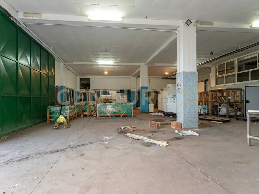 Immagine 74 di Showroom in vendita  in Via delle Scuole 1 a Aci Castello