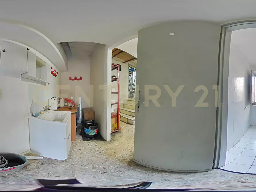 Immagine 34 di Locale commerciale in vendita  in Via Timoleone 1a a Catania