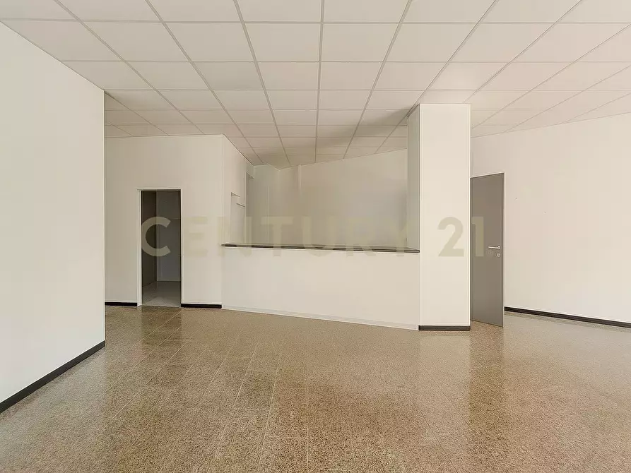 Immagine 2 di Locale commerciale in vendita  in Piazza Vittorio Emanuele a Nicolosi