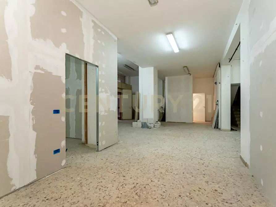 Immagine 18 di Pentalocale in vendita  in Via Duca Degli Abruzzi 54 a Catania