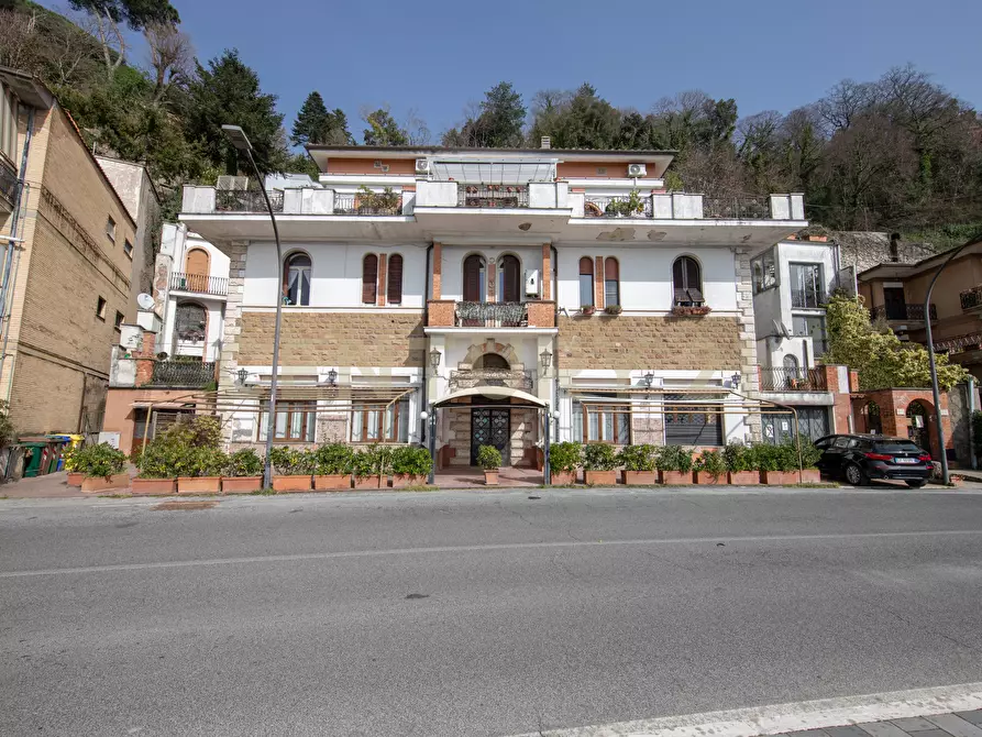 Immagine 42 di Locale commerciale in vendita  in Via Nemorense 19 a Nemi