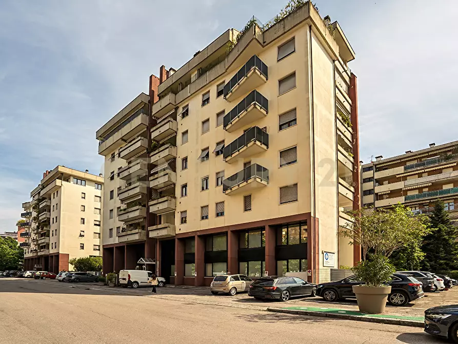 Immagine 1 di Ufficio in vendita  in Via Adriano Cristofoli 40 a Verona