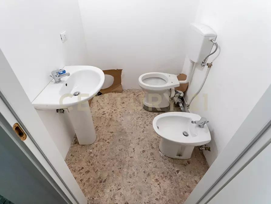 Immagine 13 di Pentalocale in vendita  in Via Duca Degli Abruzzi 54 a Catania