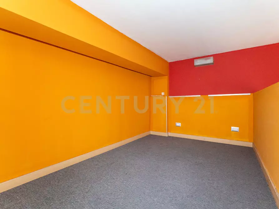 Immagine 21 di Locale commerciale in vendita  in Via Padova 64 a Catania