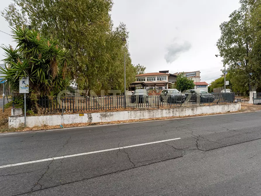 Immagine 49 di Locale commerciale in affitto  in Via Catira 2 a San Gregorio Di Catania