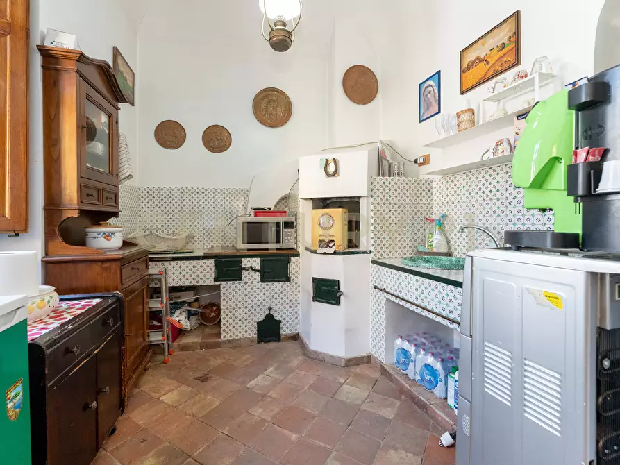 Immagine 33 di Locale commerciale in affitto  in Via Etnea 90 a Mascalucia