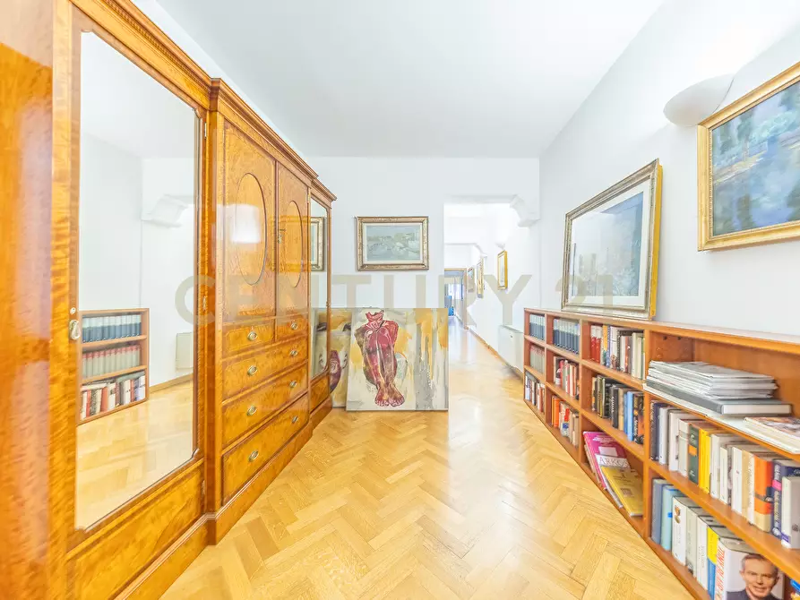 Immagine 38 di Pentalocale in vendita  in Via della Croce 71 a Roma