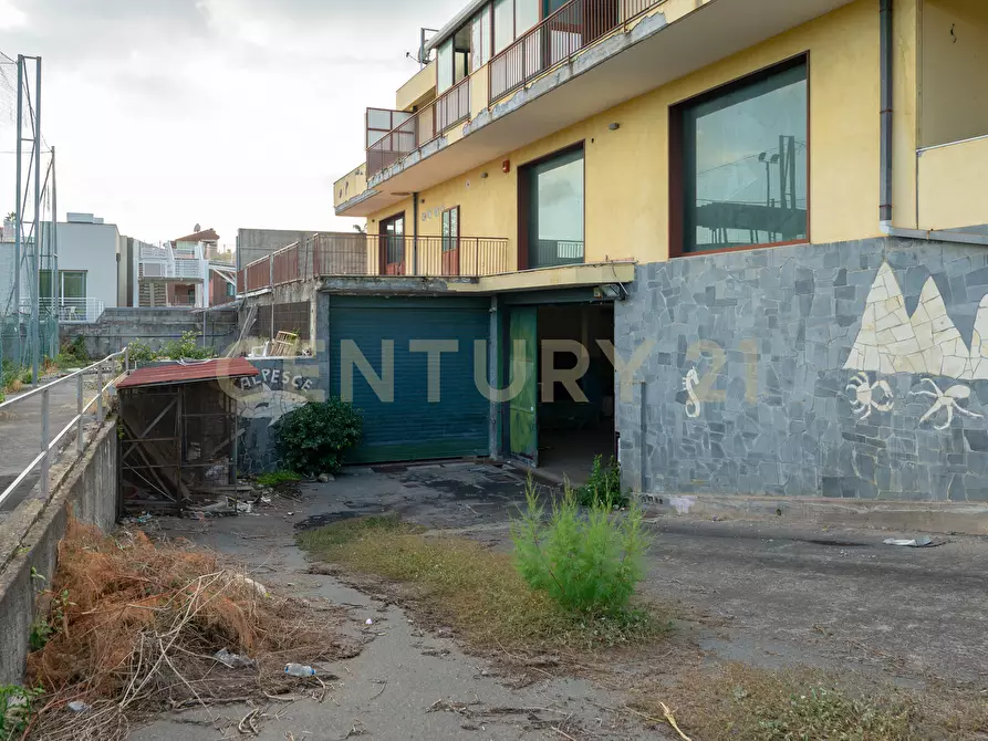 Immagine 66 di Showroom in vendita  in Via delle Scuole 1 a Aci Castello