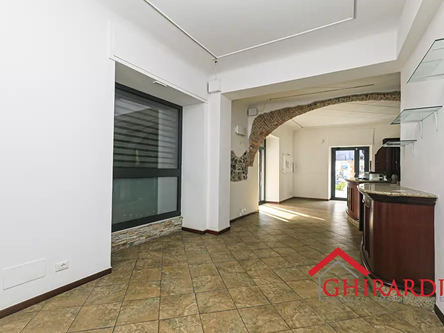 Immagine 11 di Locale commerciale in affitto  in Piazza Francesco Baracca 34r a Genova