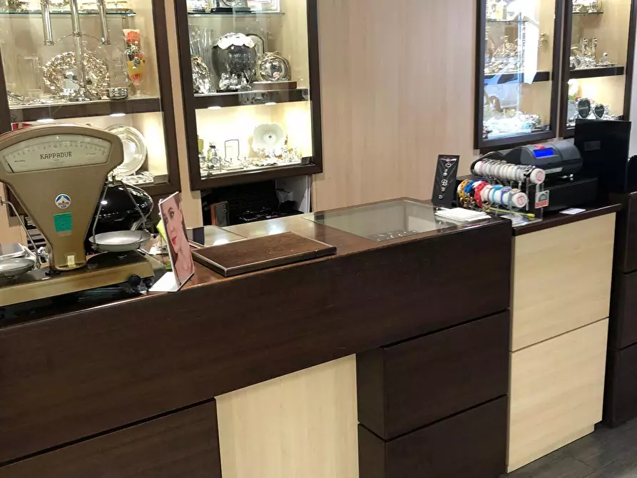 Immagine 10 di Locale commerciale in affitto  in VIA SESTRI 38R-40R a Genova