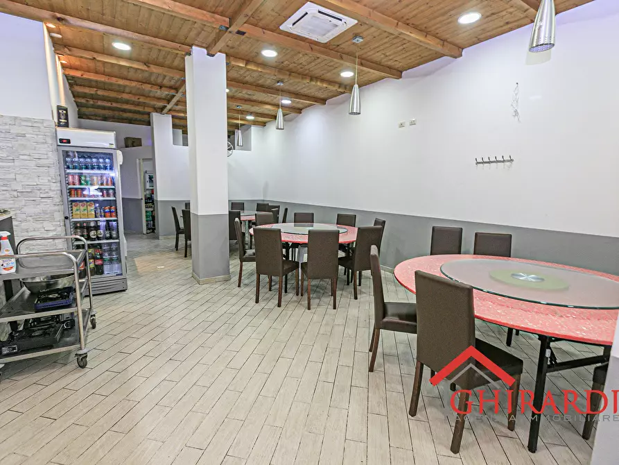 Immagine 4 di Locale commerciale in vendita  in VIA SALUCCI 13-15R a Genova