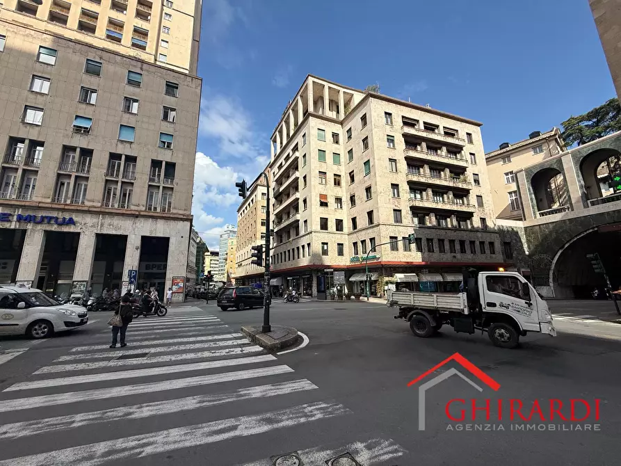 Immagine 16 di Ufficio in vendita  in Piazza Dante 10 a Genova