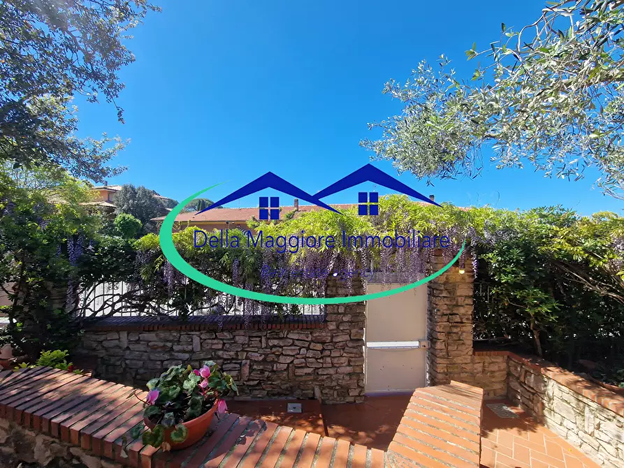 Immagine 5 di Villa in vendita  a Livorno