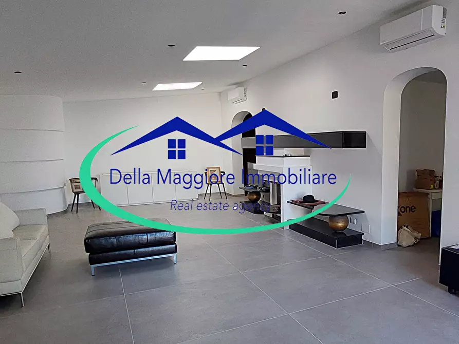 Immagine 10 di Villa in vendita  a Livorno