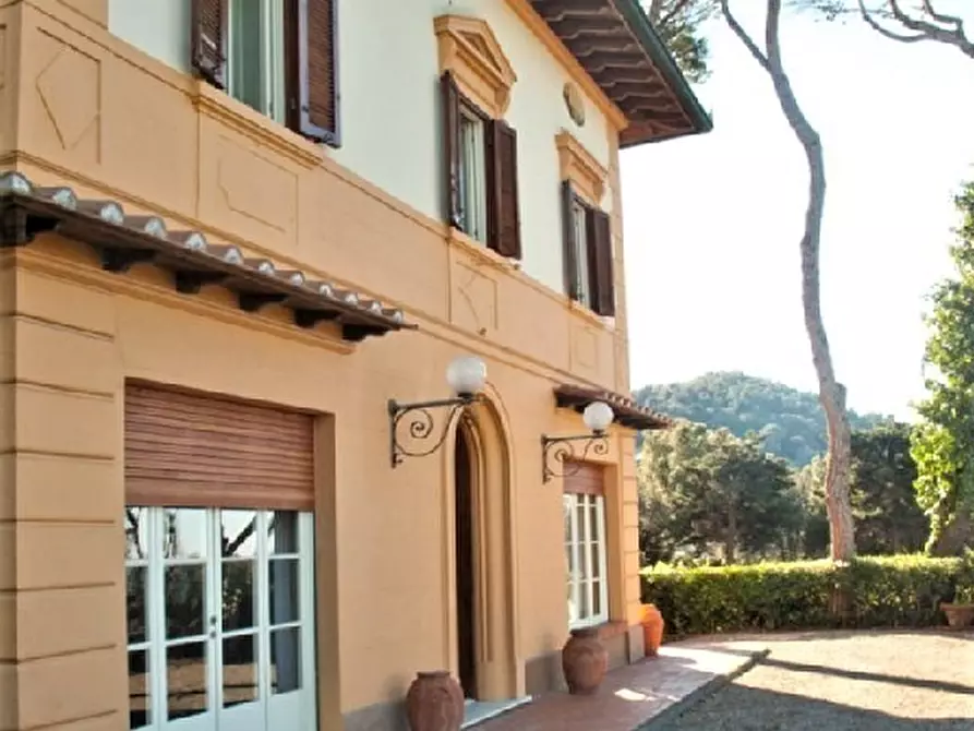 Immagine 16 di Villa in vendita  a Livorno