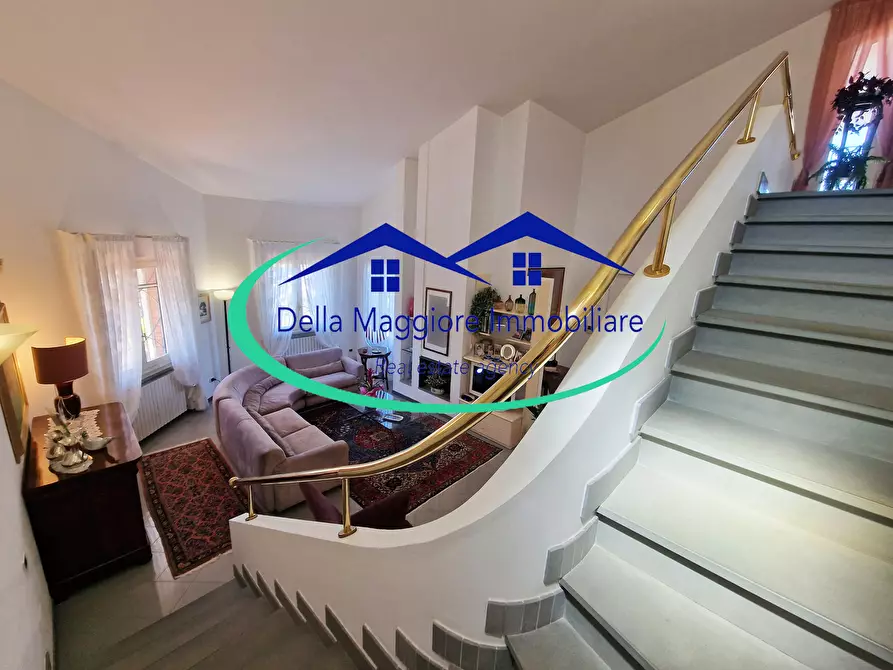 Immagine 1 di Villa in vendita  a Livorno