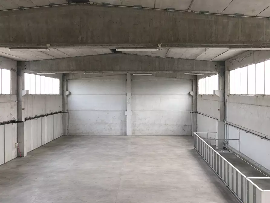 Immagine 2 di Attività artigianale in vendita  a Parma