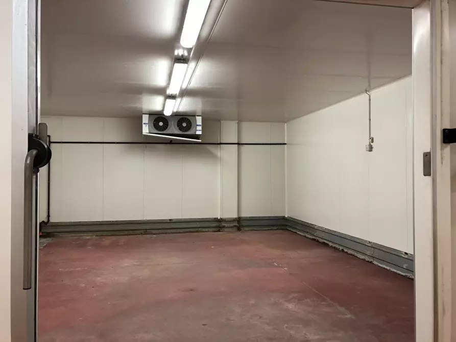 Immagine 4 di Attività artigianale in vendita  a Parma