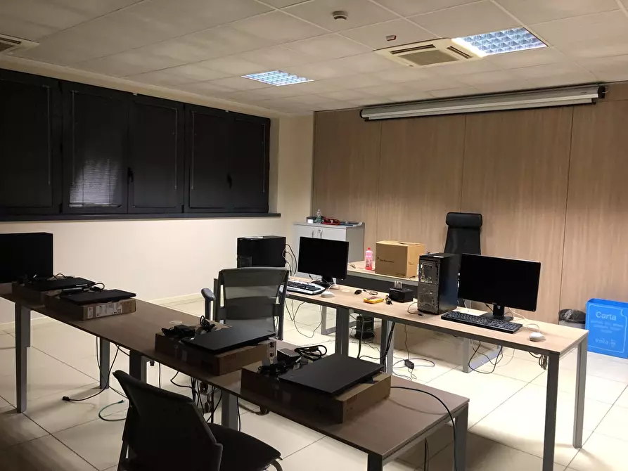 Immagine 5 di Ufficio in affitto  a Parma