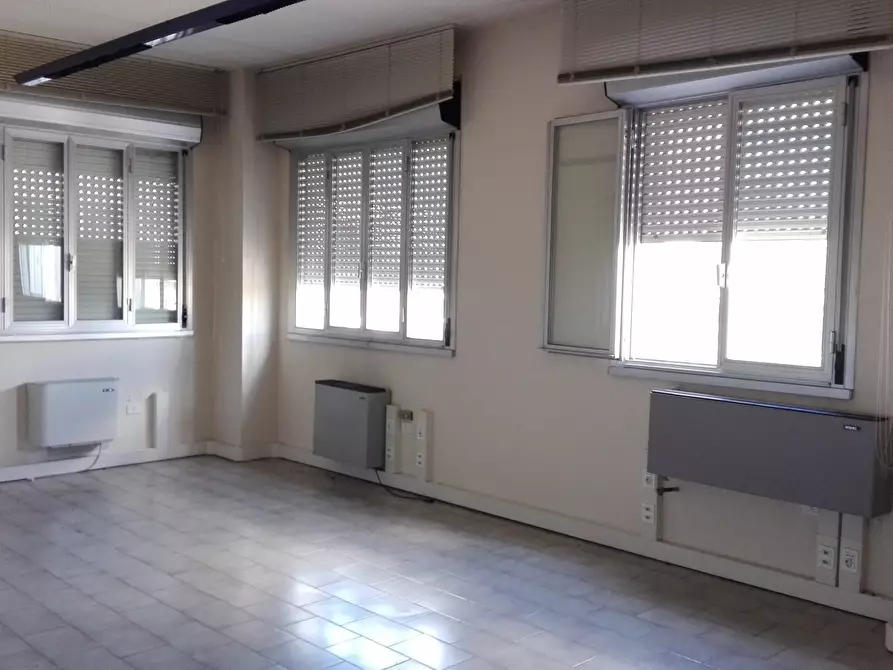 Immagine 11 di Ufficio in affitto  a Parma