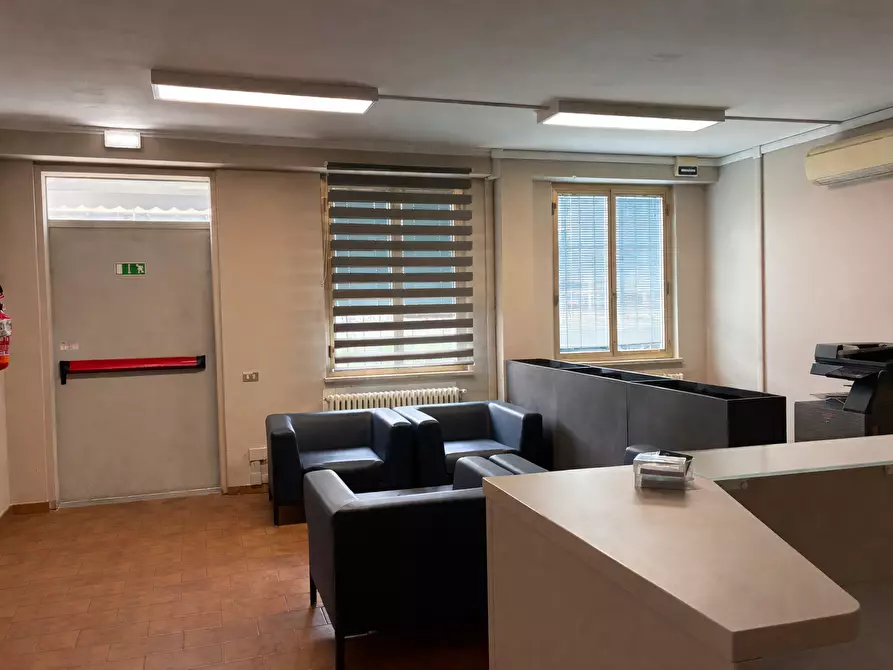 Immagine 8 di Attività artigianale in affitto  a Parma