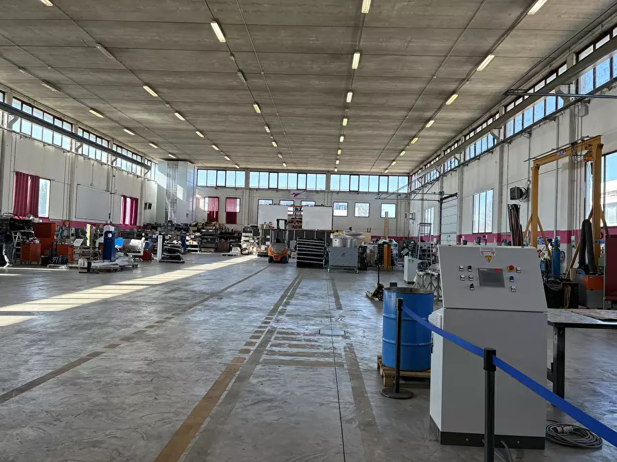 Immagine 2 di Attività artigianale in vendita  a Parma