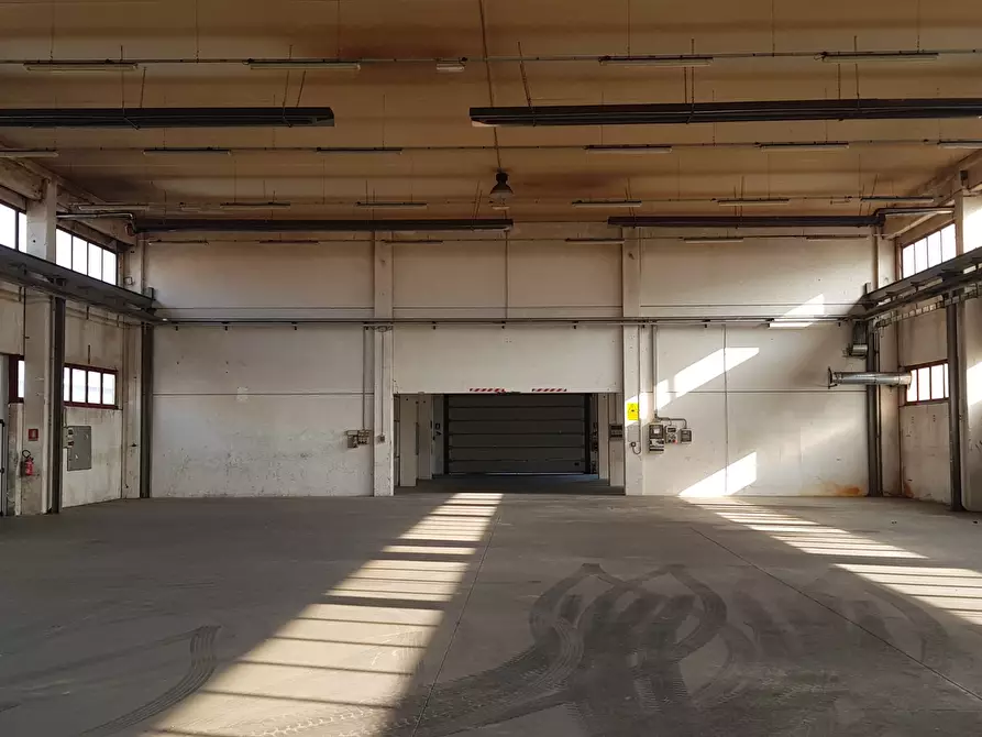 Immagine 2 di Attività artigianale in vendita  a Parma