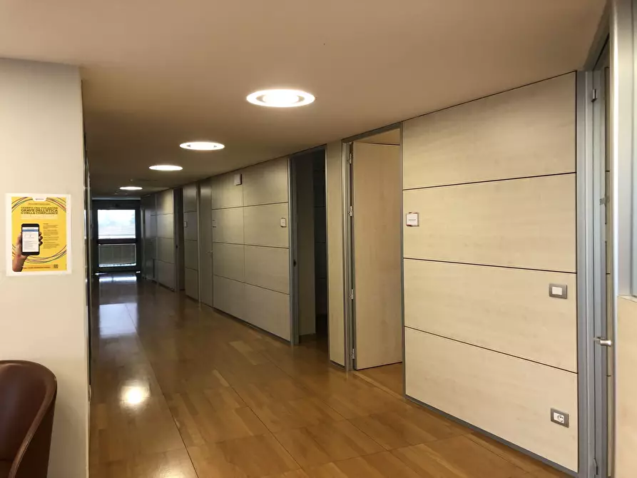 Immagine 6 di Ufficio in affitto  a Parma