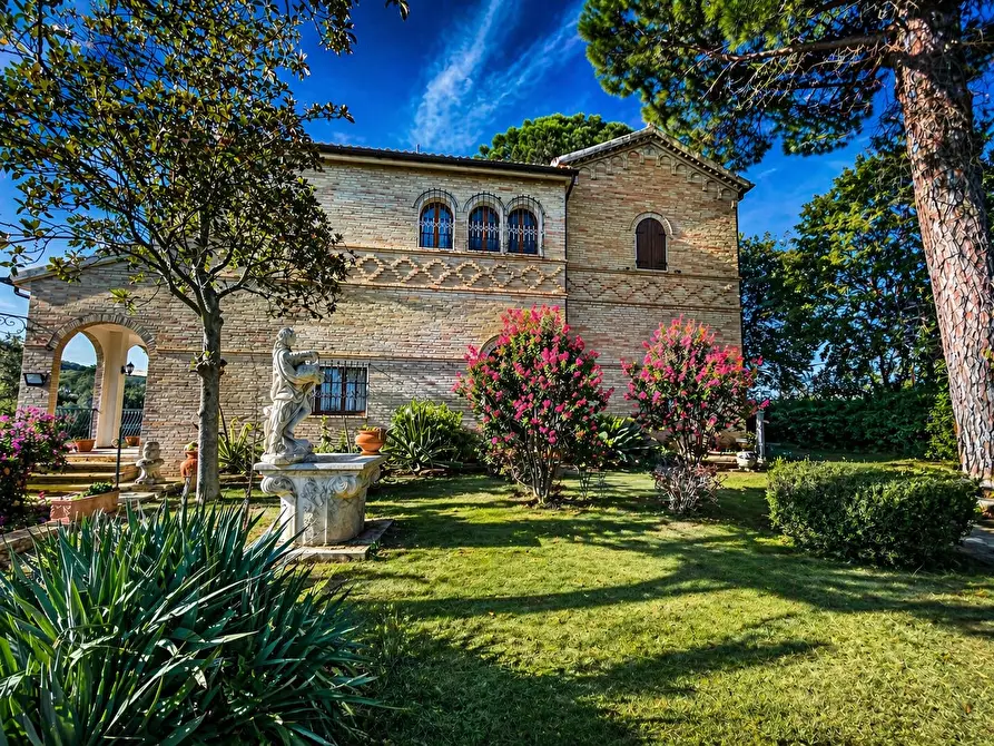 Immagine 1 di Villa in vendita  in VIA chiaravallese a Osimo