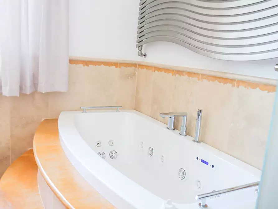 Immagine 31 di Villa in vendita  in Via Passarini a Recanati