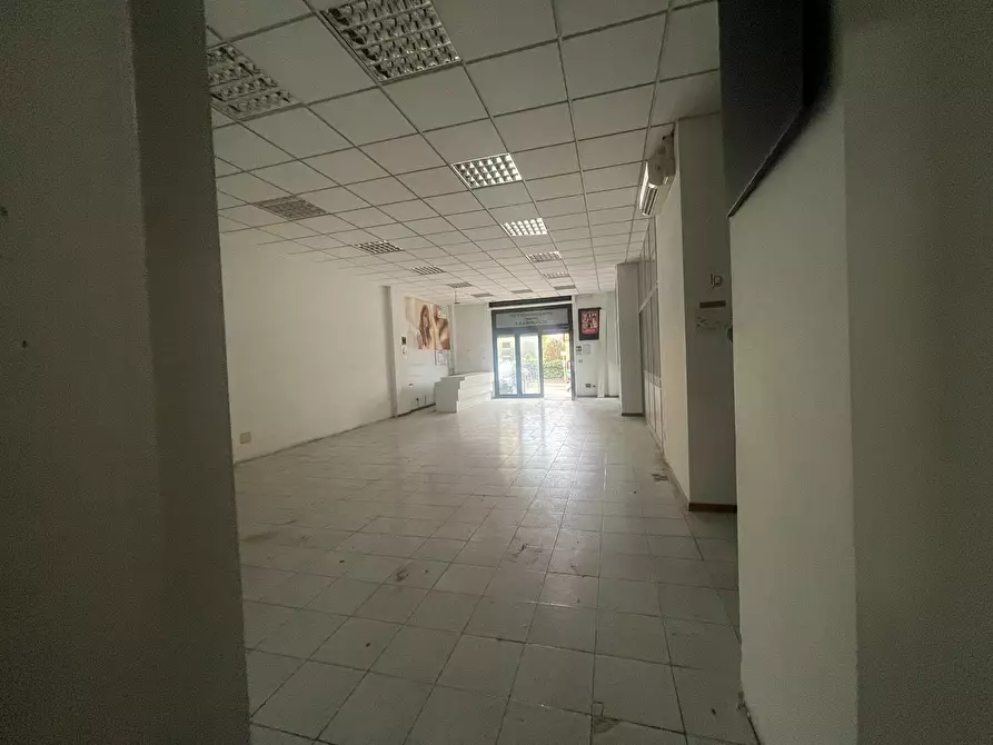 Immagine 2 di Locale commerciale in vendita  in Via Conca a Ancona