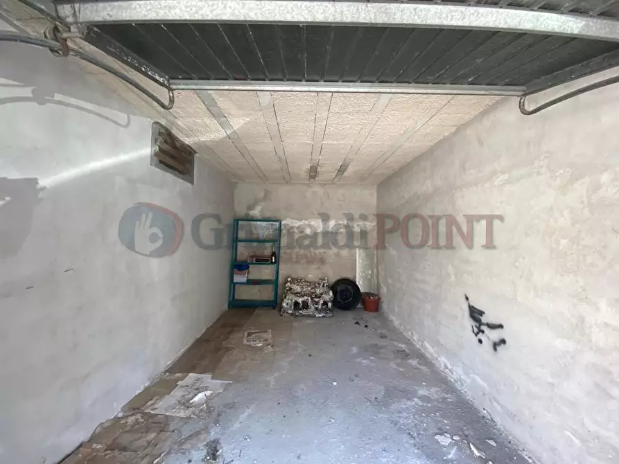 Immagine 2 di Garage in affitto  a Giugliano In Campania