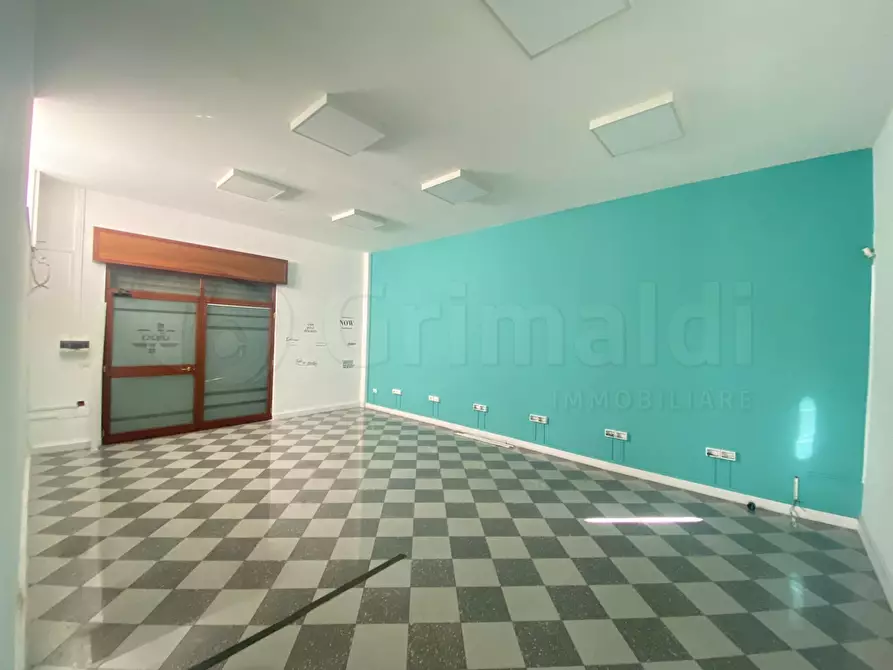 Immagine 3 di Locale commerciale in vendita  a Giugliano In Campania