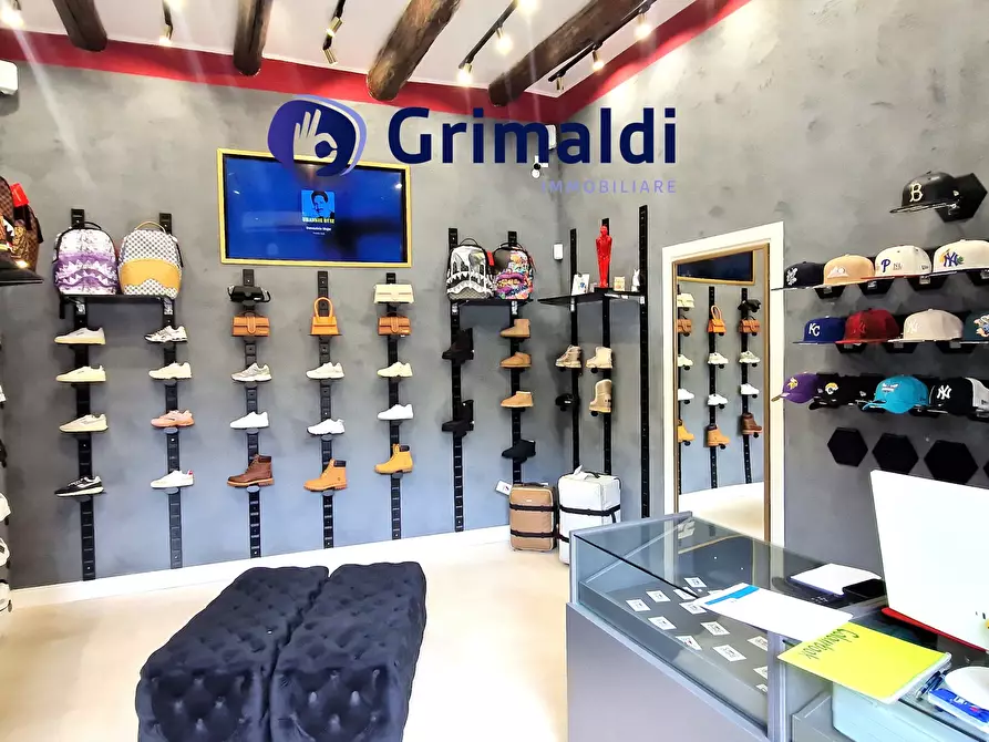 Immagine 3 di Attività commerciale in affitto  a Napoli