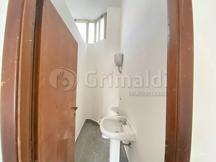 Immagine 6 di Locale commerciale in affitto  a Giugliano In Campania