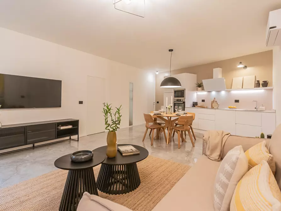 Immagine 1 di Bilocale in vendita  in Via Regina a Carate Urio