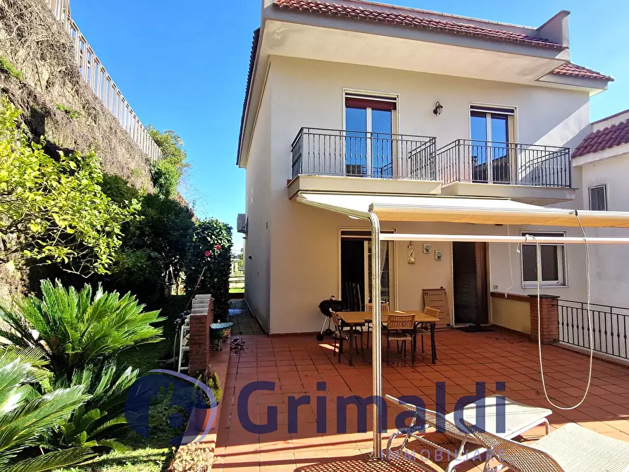 Immagine 1 di Villa in vendita  in Via Comunale Guantai Ad Orsolone 177 a Napoli