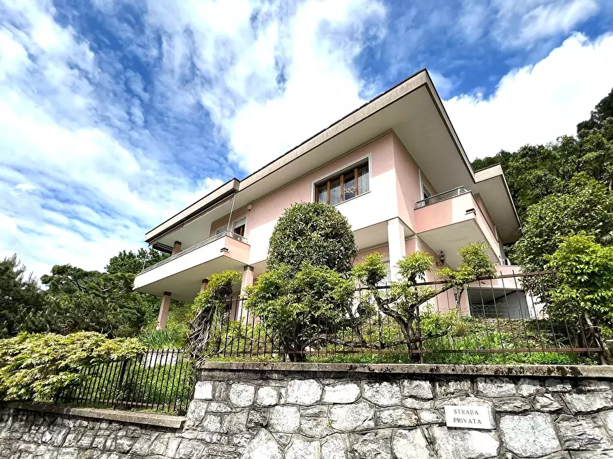 Immagine 1 di Villa in affitto  a Como