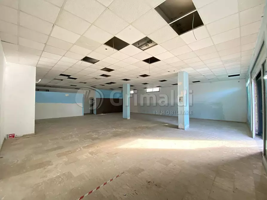 Immagine 7 di Locale commerciale in affitto  a Giugliano In Campania