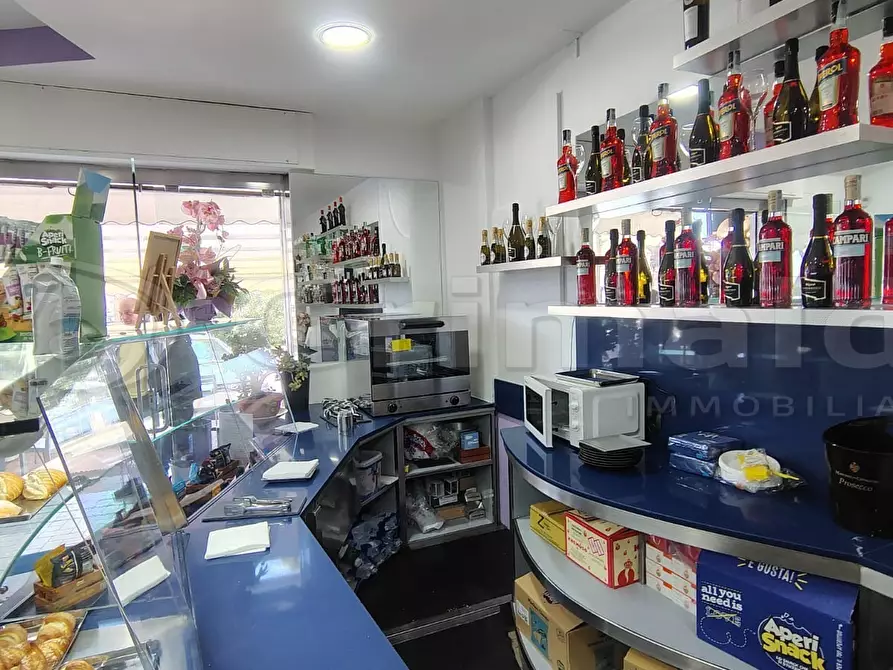 Immagine 3 di Locale commerciale in vendita  in Via Lago Patria 122 a Giugliano In Campania