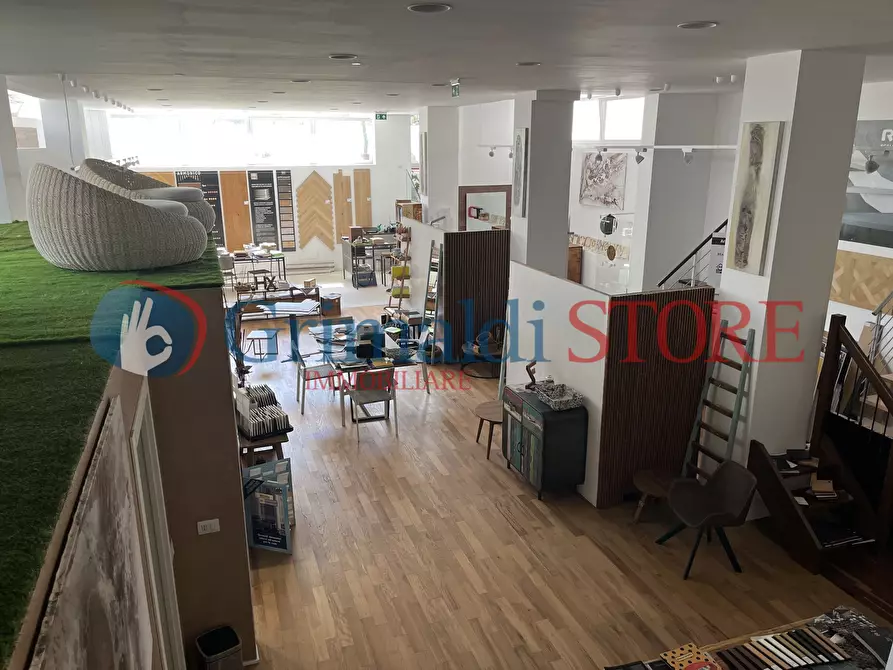 Immagine 39 di Magazzino in vendita  in Viale Giovanni Paolo II 71 a Lecce