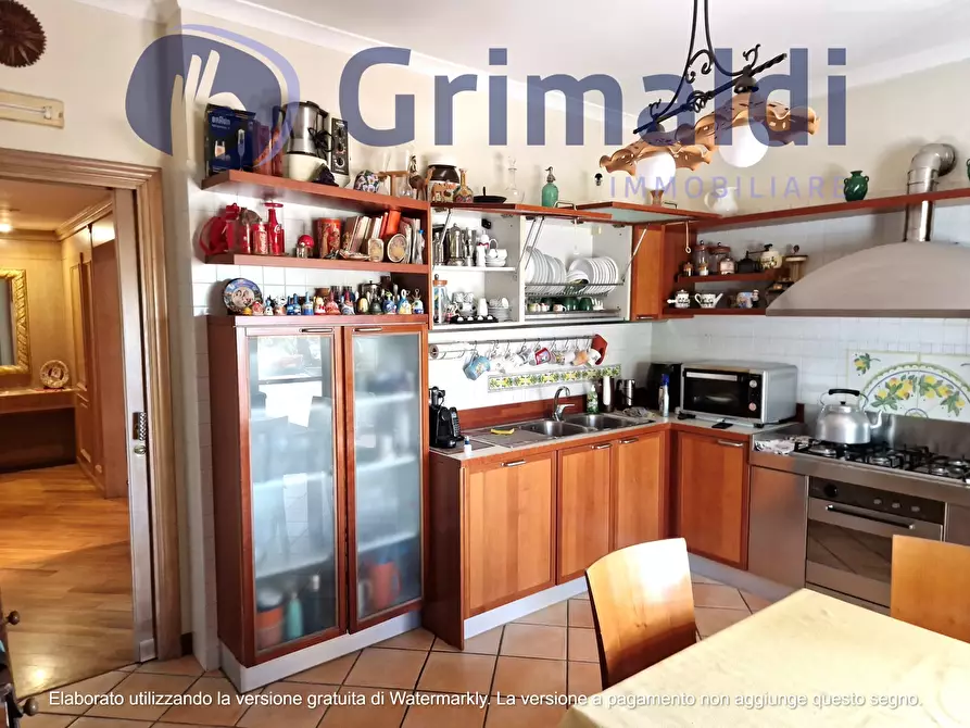 Immagine 17 di Pentalocale in vendita  in Via Pietro Castellino 141 a Napoli