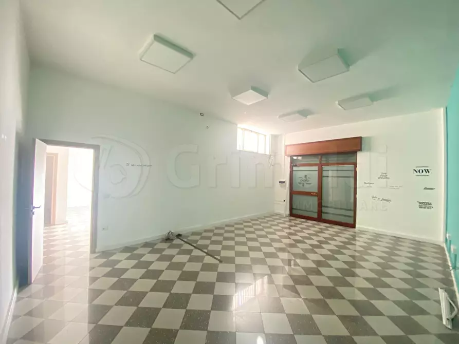 Immagine 4 di Locale commerciale in vendita  a Giugliano In Campania