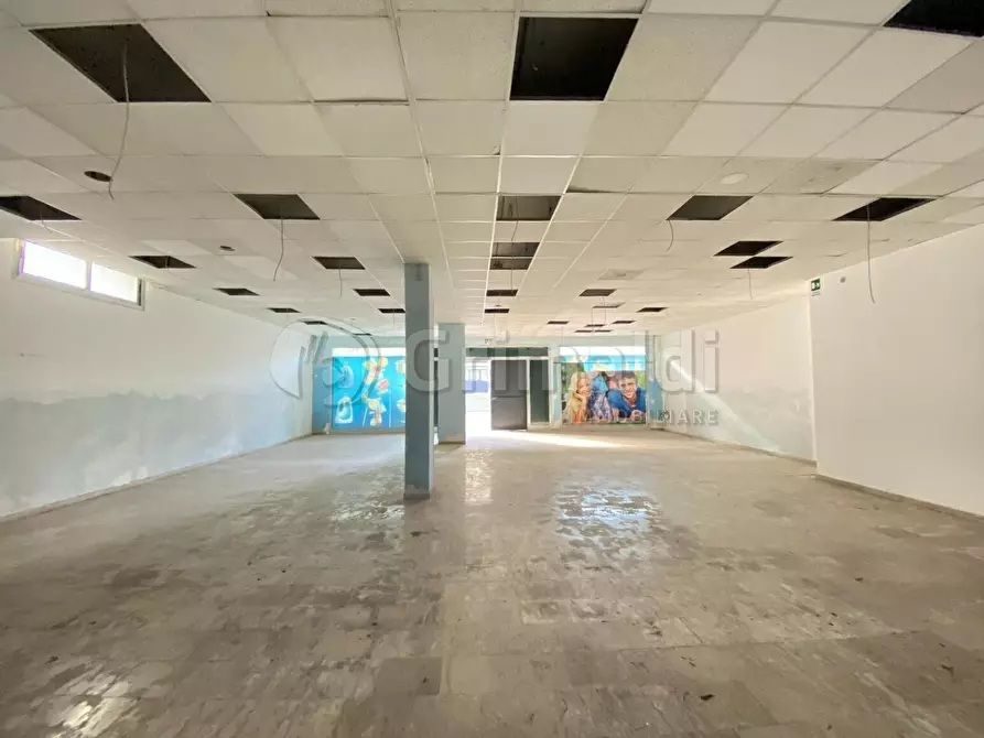Immagine 10 di Locale commerciale in affitto  a Giugliano In Campania